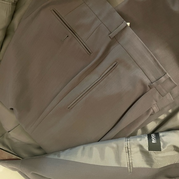 HUGO BOSS SUIT - Picture 3 of 3